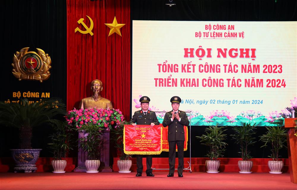 Thứ trưởng Lê Quốc Hùng trao Cờ thi đua của Bộ Công an tặng Trung đoàn 600.