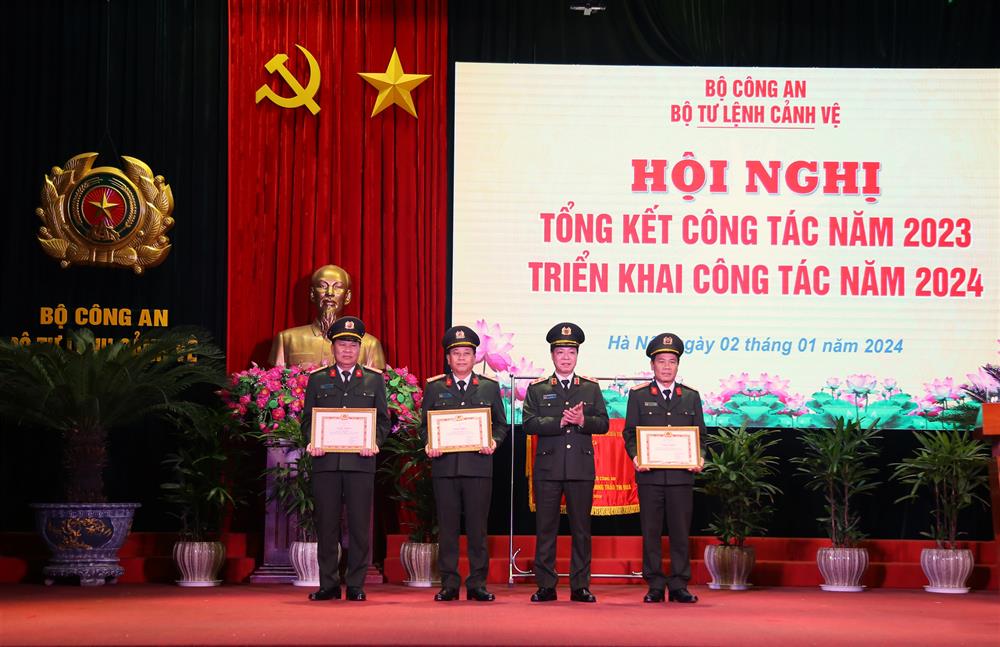 Trung tướng Trần Hải Quân trao Giấy chứng nhận Đảng bộ trong sạch, vững mạnh tặng các tổ chức Đảng cơ sở. 
