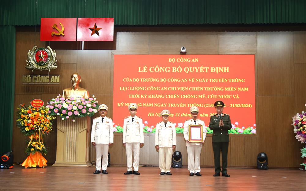 Bộ trưởng Tô Lâm đã trao Quyết định công nhận Ngày truyền thống đến lực lượng Công an chi viện chiến trường miền Nam thời kỳ kháng chiến chống Mỹ cứu nước. 