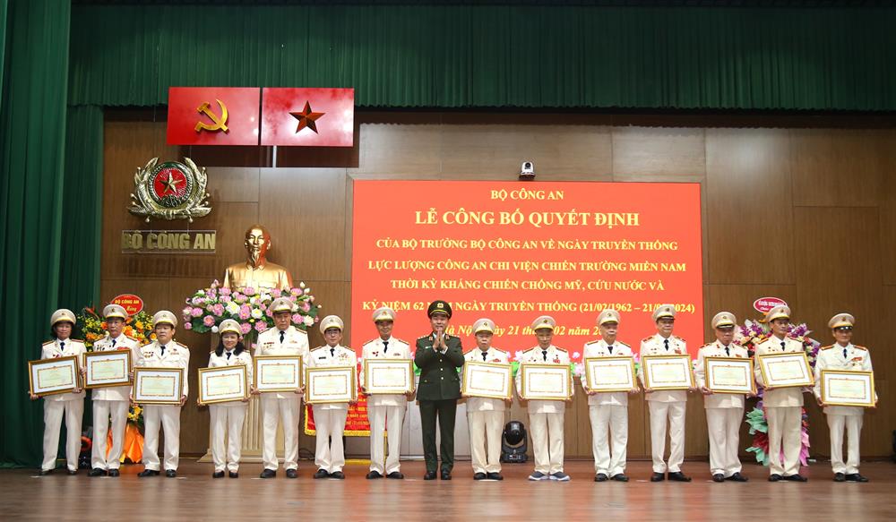 Thứ trưởng Trần Quốc Tỏ trao Bằng Khen của Bộ Công an có thành tích xuất sắc.