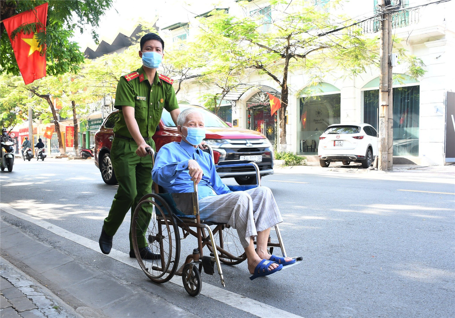 Công an thành phố Hải Phòng tận tình hỗ trợ người già, người khuyết tật làm căn cước công dân.