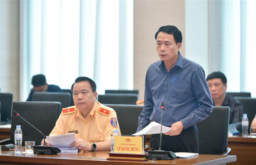 Thứ trưởng Lê Quốc Hùng phát biểu tại phiên họp.