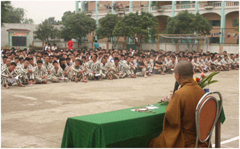 Phạm nhân Trại giam Phú Sơn 4 được nghe giảng về đạo Phật.