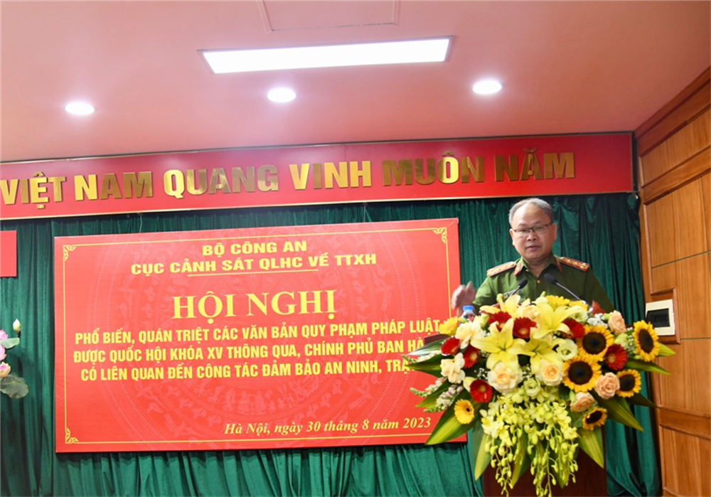 Đồng chí Đại tá Ngô Như Cường, Phó Cục trưởng Cục Cảnh sát QLHC về TTXH phát biểu khai mạc Hội nghị.