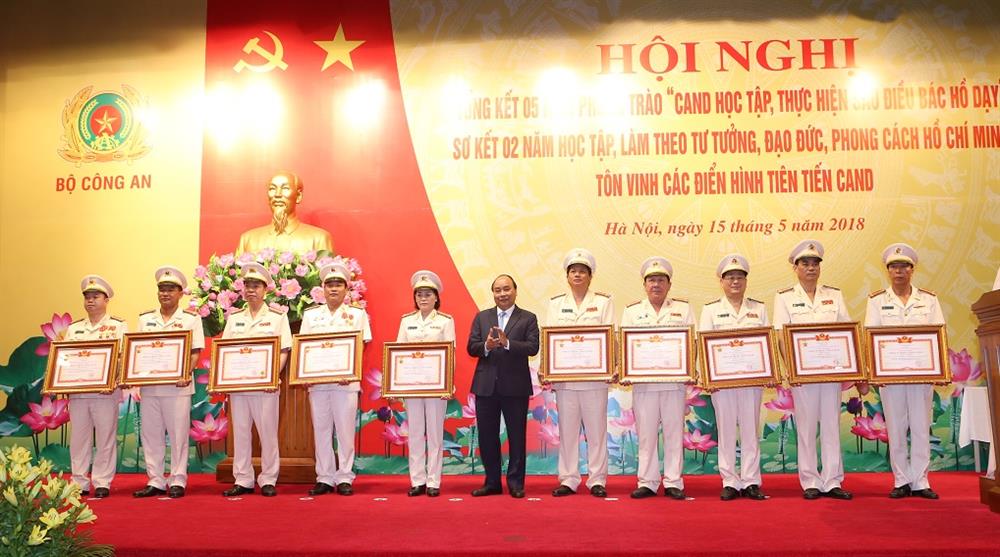 Thủ tướng Chính phủ Nguyễn Xuân Phúc trao danh hiệu "Chiến sỹ thi đua toàn quốc" tặng các đồng chí cán bộ, chiến sỹ của lực lượng CAND đã có thành tích xuất sắc.