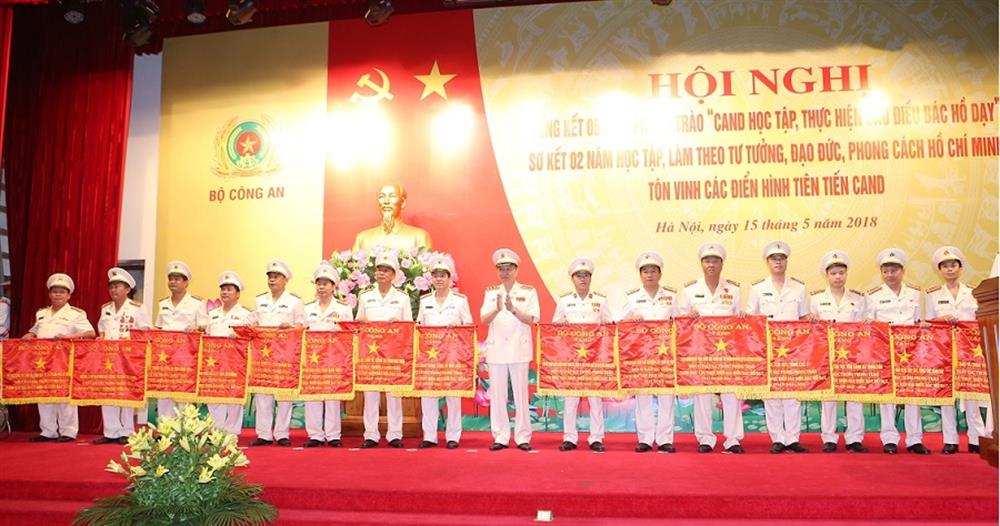 Bộ trưởng Tô Lâm trao "Cờ thi đua của Bộ Công an" tặng 15 tập thể có thành tích xuất sắc trong phong trào "CAND học tập, thực hiện Sáu điều Bác Hồ dạy".