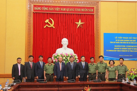 Tiếp nhận Quỹ học bổng của Tập đoàn Charm-Vit