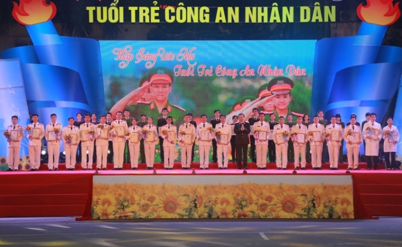 Bộ trưởng Tô Lâm dự Chương trình nghệ thuật “Thắp sáng ước mơ tuổi trẻ Công an nhân dân"