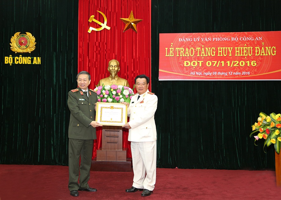Thượng tướng Nguyễn Khánh Toàn đón nhận Huy hiệu 50 năm tuổi Đảng