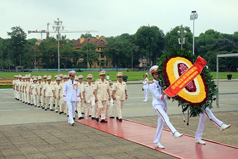 Đoàn đại biểu Đảng ủy Công an Trung ương, lãnh đạo Bộ Công an vào Lăng viếng Chủ tịch Hồ Chí Minh