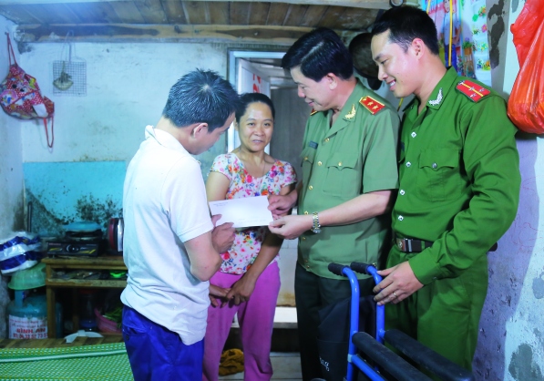 Bộ trưởng Tô Lâm gửi tặng xe lăn và quà đến vợ chồng người khuyết tật