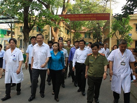 Bộ trưởng Tô Lâm thăm hai bệnh nhân là cán bộ Công an được ghép tạng thành công tại Bệnh viện Việt Đức