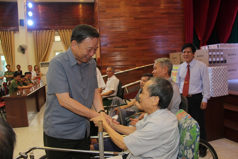Bộ trưởng Tô Lâm thăm và tặng quà Trung tâm điều dưỡng thương binh Thuận Thành – Bắc Ninh