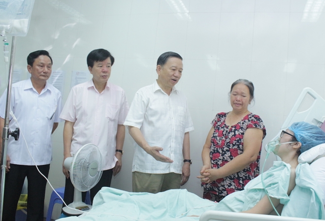 Bộ trưởng Tô Lâm thăm hỏi, động viên nữ chiến sỹ từ chối điều trị ung thư để cứu con