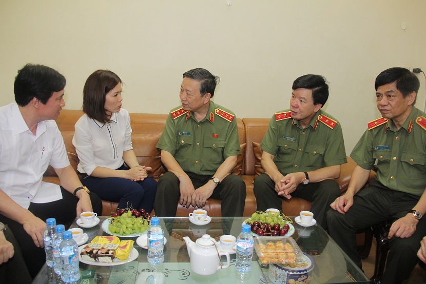 Bộ trưởng Tô Lâm đến thăm và tặng quà gia đình thương binh, liệt sĩ