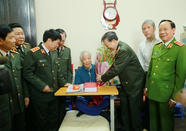 Đảng ủy Công an Trung ương, lãnh đạo Bộ Công an thăm, chúc thọ nguyên Tổng Bí thư Đỗ Mười