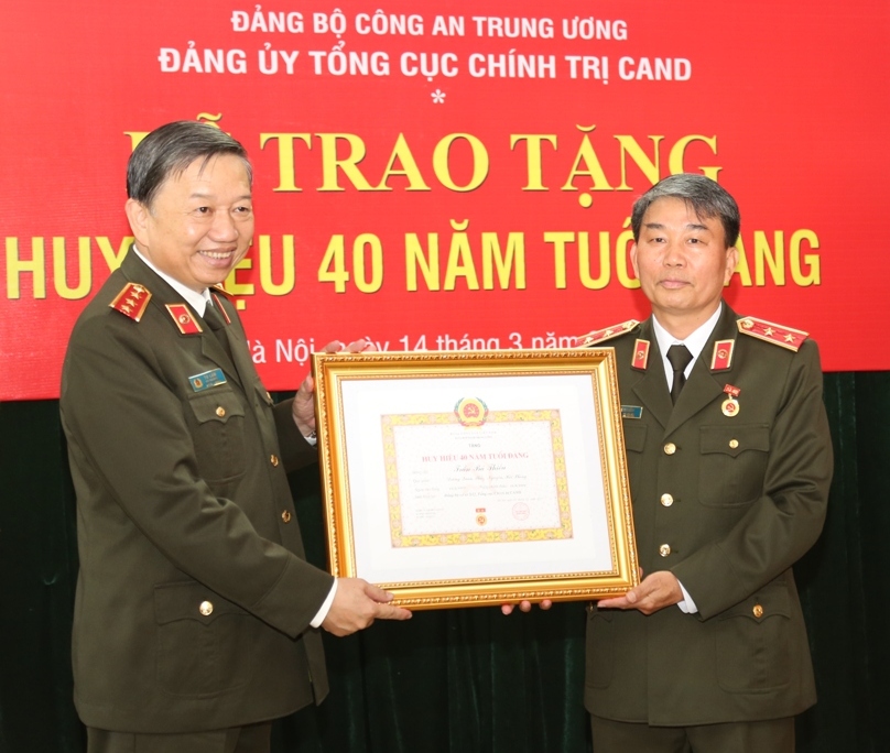 Lễ trao tặng Huy hiệu 40 năm tuổi Đảng cho Trung tướng Trần Bá Thiều