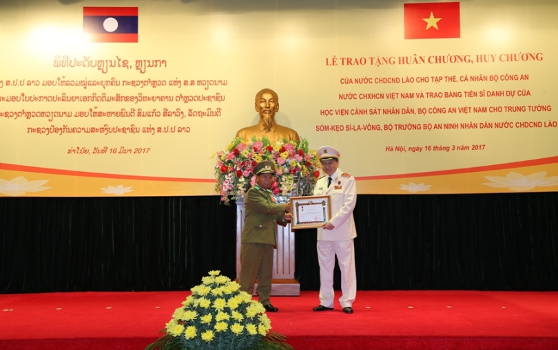 Lễ trao tặng Huân chương, Huy chương của nước CHDCND Lào cho các cá nhân của Bộ Công an Việt Nam