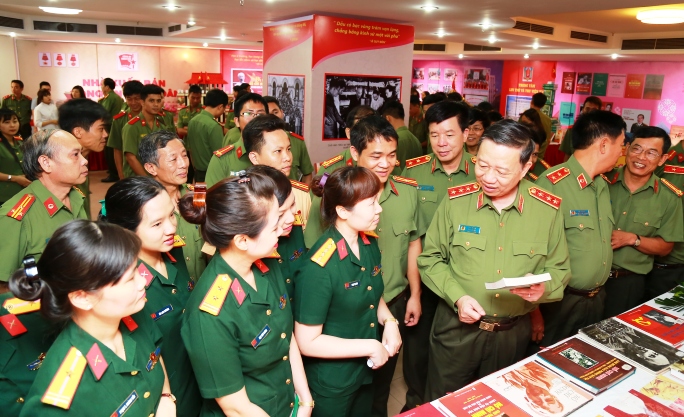Khai mạc triển lãm sách “Chủ tịch Hồ Chí Minh với Công an nhân dân và Quân đội nhân dân”