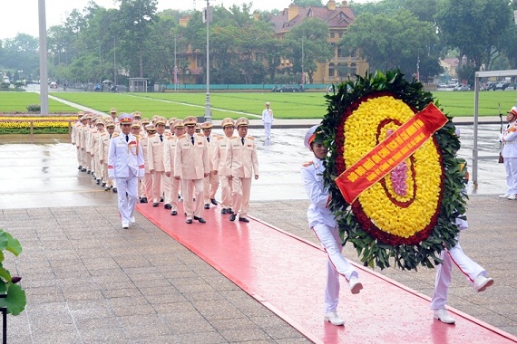 Đảng uỷ Công an Trung ương, lãnh đạo Bộ Công an vào Lăng viếng Chủ tịch Hồ Chí Minh