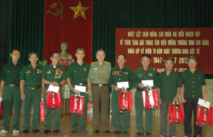 Đời đời ghi nhớ công ơn liệt sĩ, thương binh, người có công với cách mạng