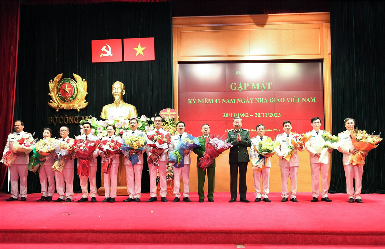 Bộ Công an gặp mặt kỷ niệm 41 năm Ngày Nhà giáo Việt Nam