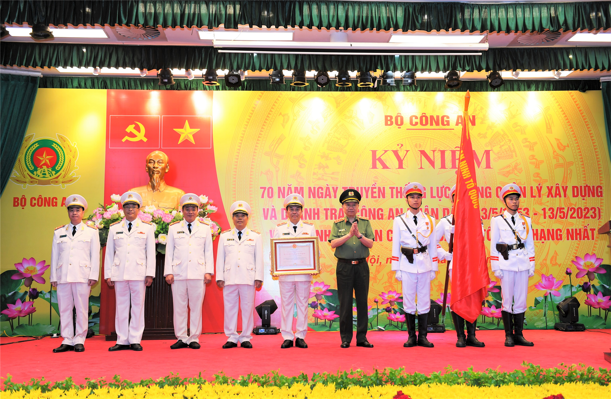 Cục Quản lý xây dựng và doanh trại đón nhận Huân chương Bảo vệ Tổ quốc hạng Nhất