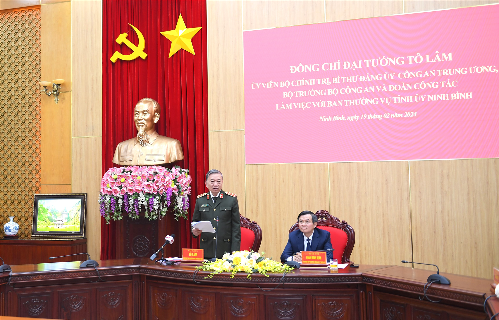 Phát triển kinh tế, văn hoá, xã hội gắn chặt với bảo đảm giữ vững quốc phòng, an ninh