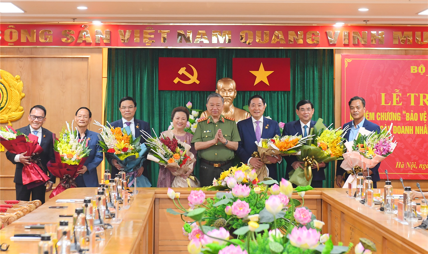 Lễ trao tặng Kỷ niệm chương “Bảo vệ an ninh Tổ quốc” nhân dịp kỷ niệm 19 năm Ngày Doanh nhân Việt Nam