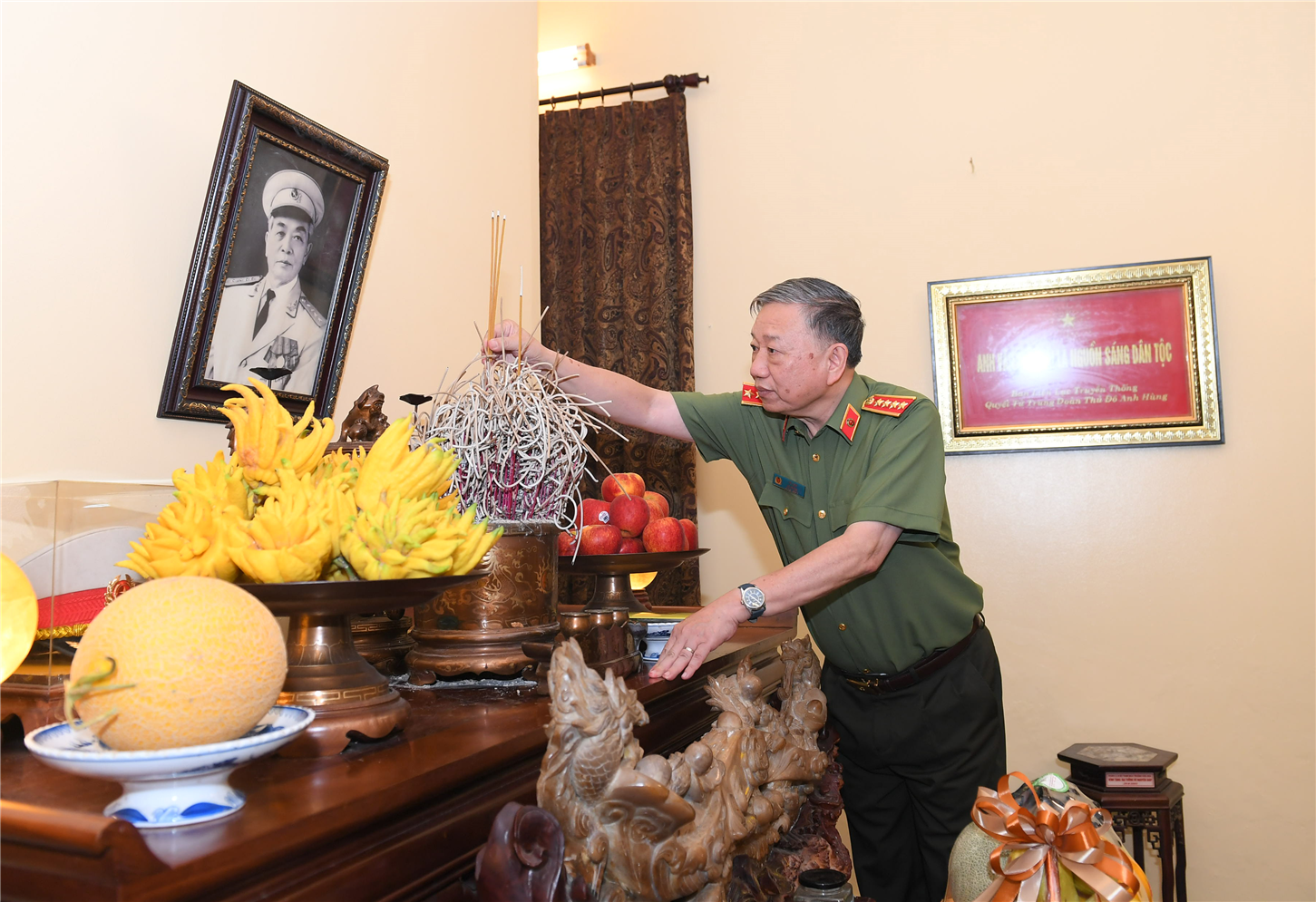 Bộ trưởng Tô Lâm tri ân, thăm hỏi thân nhân gia đình các đồng chí cố lãnh đạo Bộ Công an