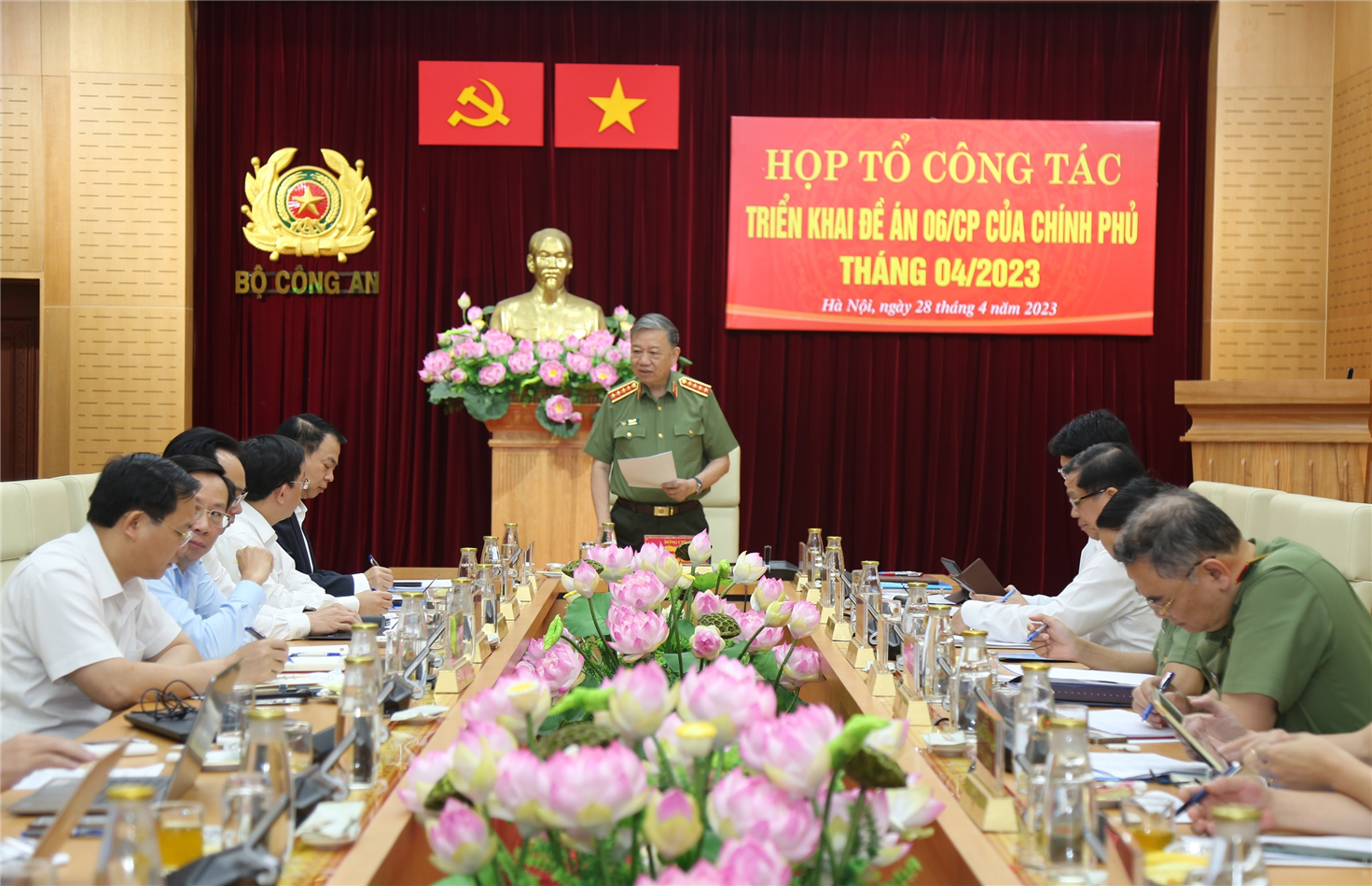 Họp Tổ công tác triển khai Đề án 06 tháng 4/2023