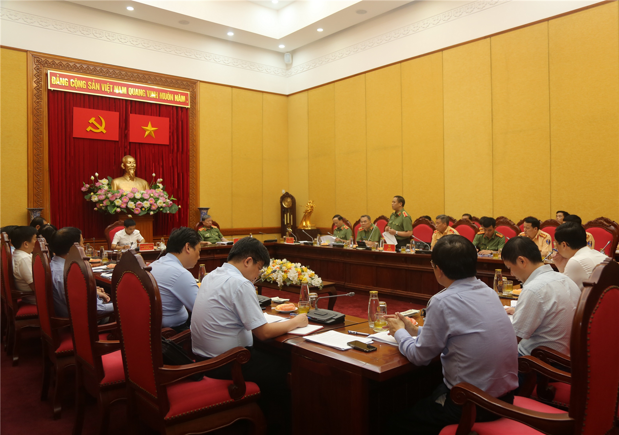 Khẩn trương hoàn thiện 02 dự án Luật Trật tự, an toàn giao thông đường bộ và Luật Đường bộ