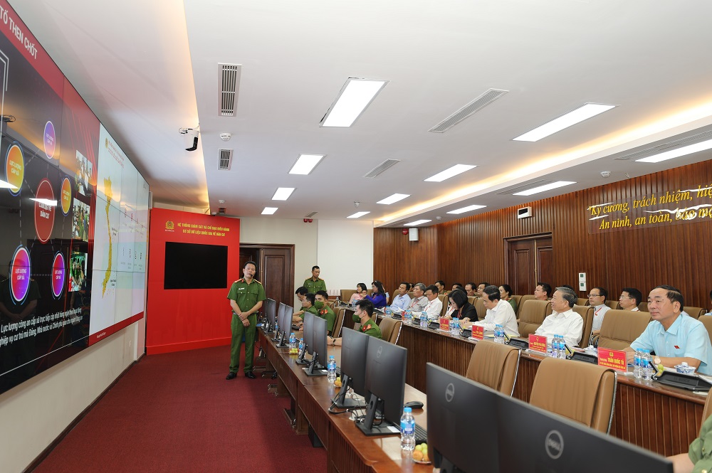 Bộ trưởng Tô Lâm tiếp Đoàn đại biểu Quốc hội đến thăm Trung tâm Dữ liệu Quốc gia về dân cư