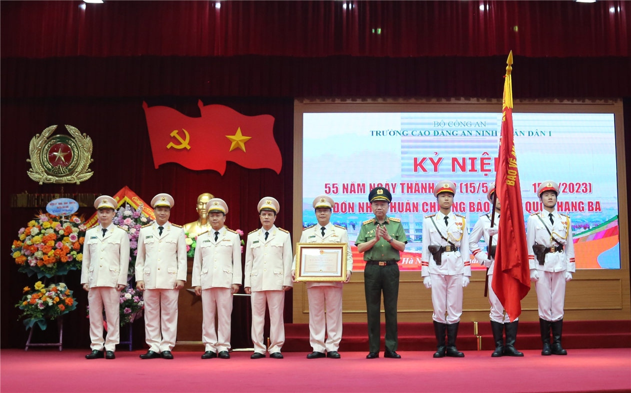 Trường Cao đẳng An ninh nhân dân I đón nhận Huân chương Bảo vệ Tổ quốc hạng Ba