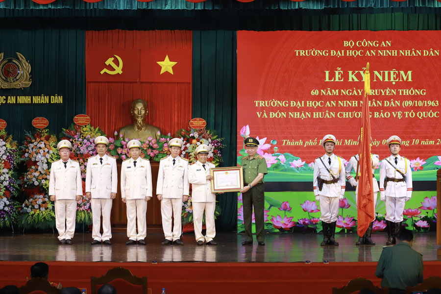 Trường Đại học An ninh nhân dân đón nhận Huân chương Bảo vệ Tổ quốc hạng Nhì