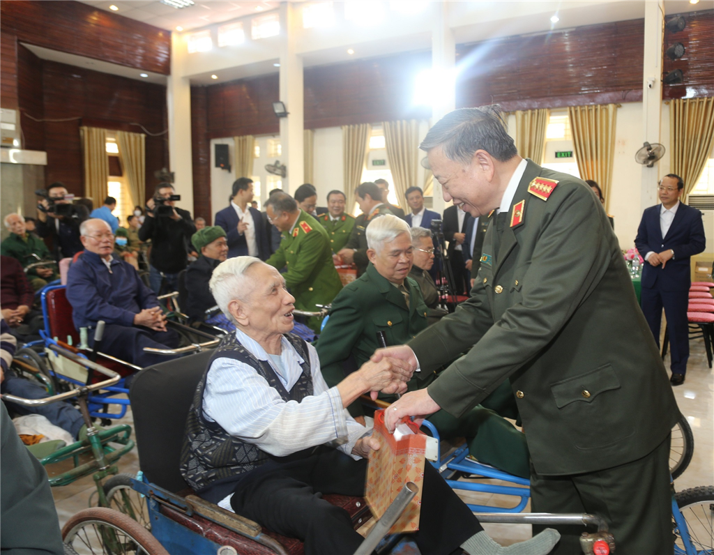 Đại tướng Tô Lâm thăm, tặng quà cho người nghèo, thương bệnh binh tại tỉnh Bắc Ninh