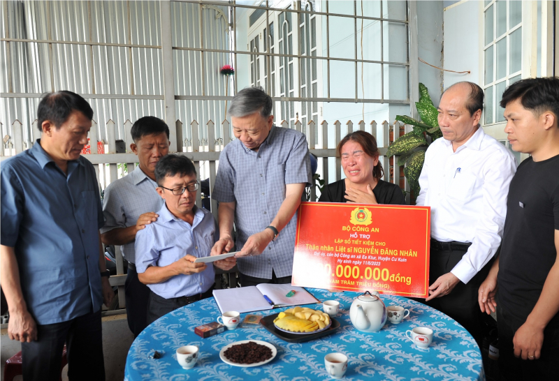 Bộ trưởng Tô Lâm đến thăm gia đình các liệt sỹ hy sinh tại Đắk Lắk