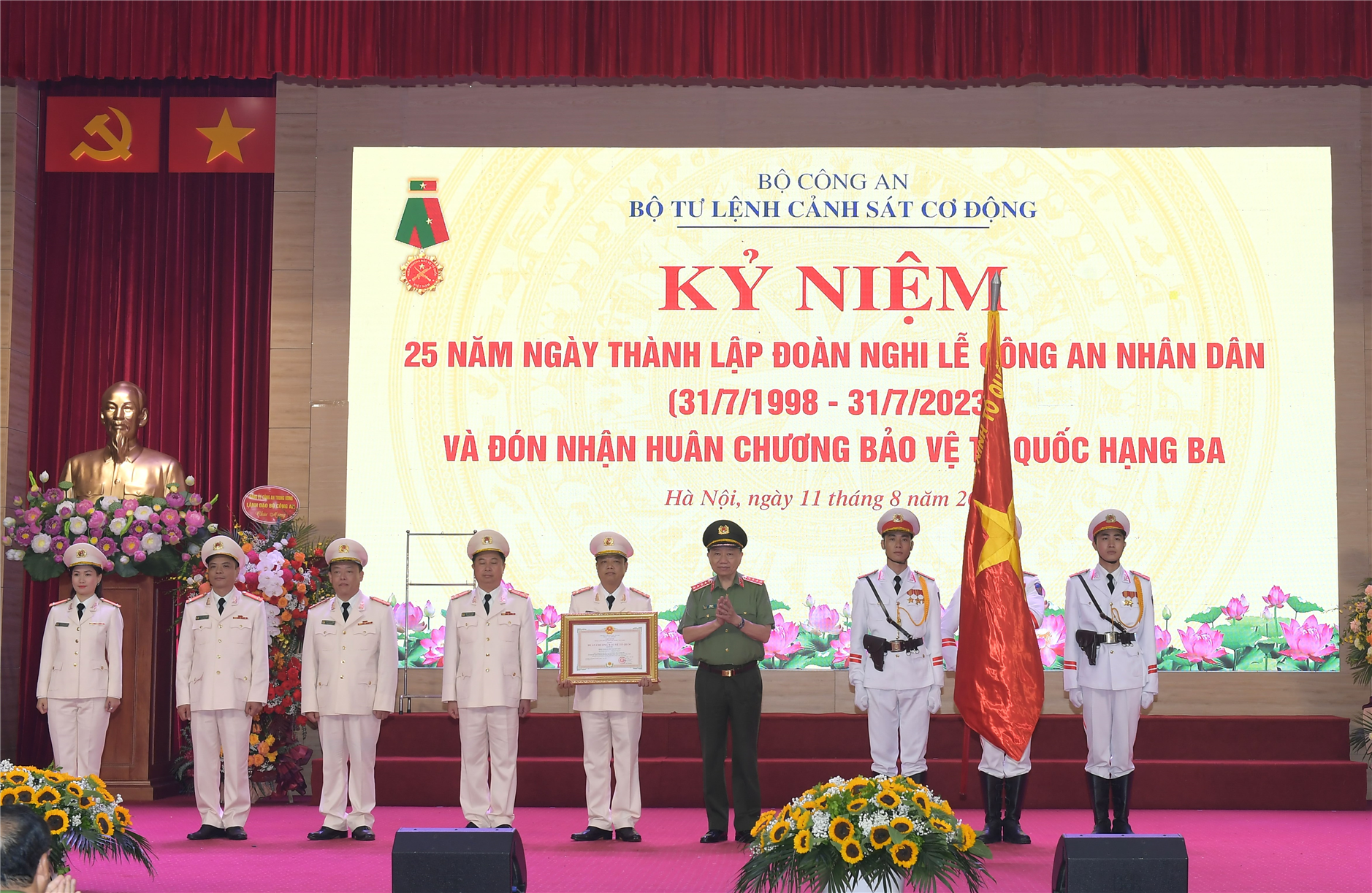 Kỷ niệm 25 năm Ngày thành lập Đoàn Nghi lễ Công an nhân dân