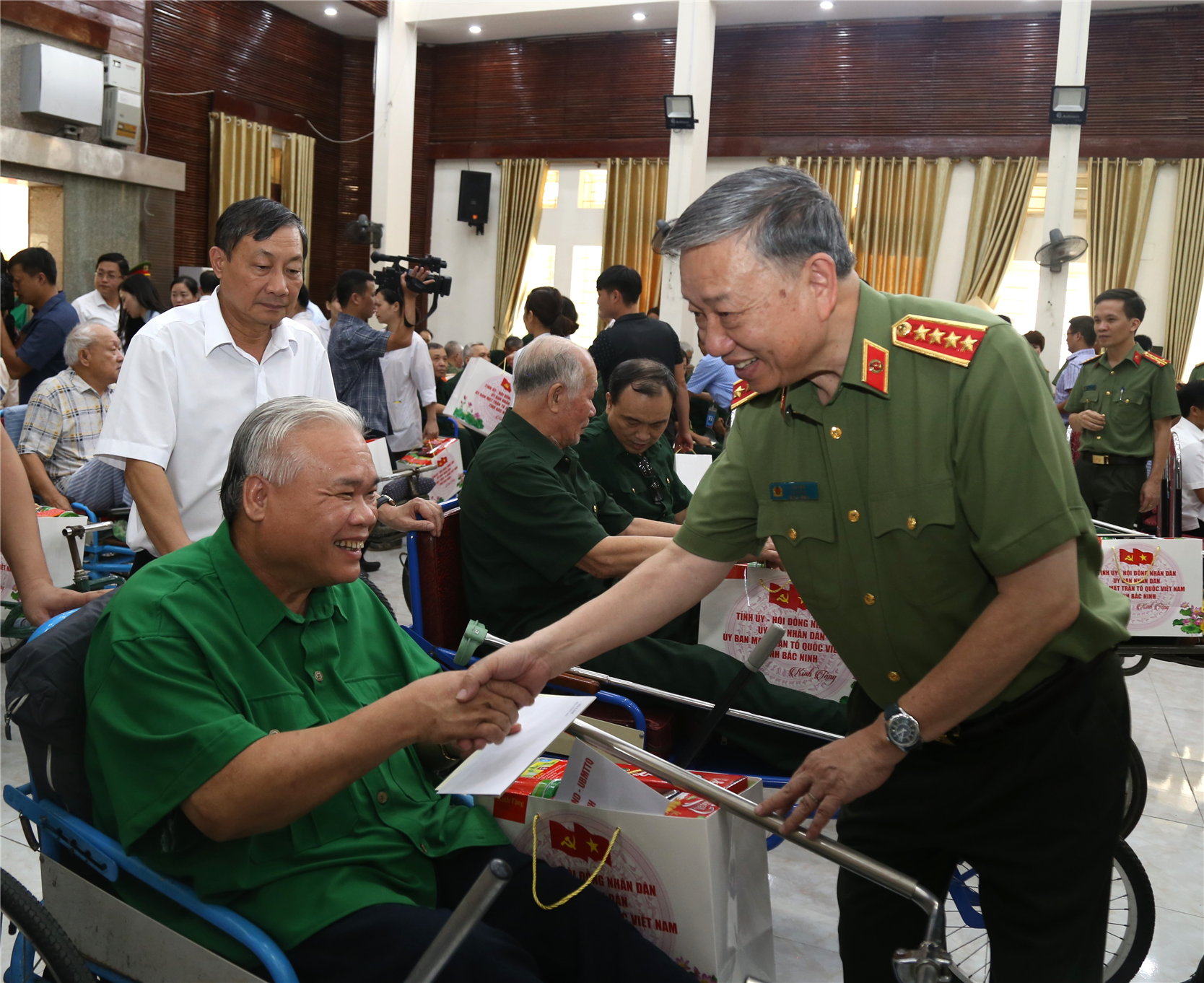 Bộ trưởng Tô Lâm thăm, tặng quà Trung tâm Điều dưỡng thương binh Thuận Thành, tỉnh Bắc Ninh