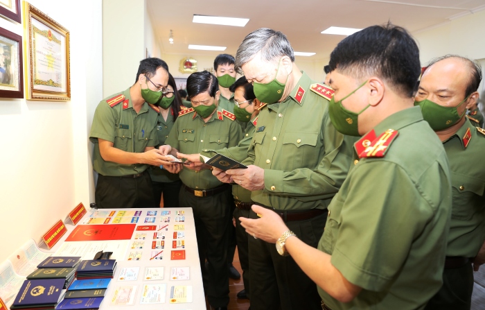 Bộ trưởng Tô Lâm làm việc với Viện Khoa học và công nghệ Bộ Công an