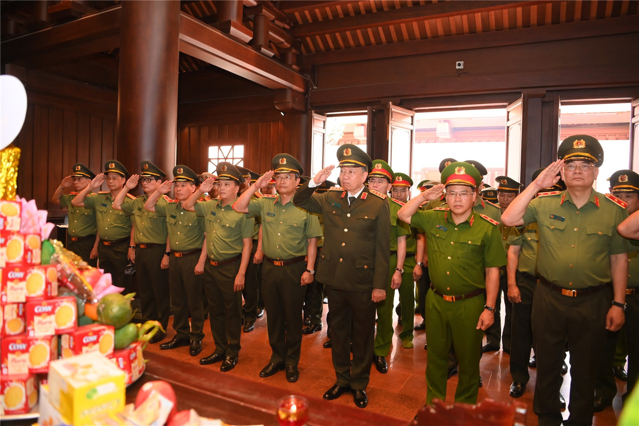 Đảng ủy Công an Trung ương, Bộ Công an dâng hương tưởng nhớ công lao to lớn của các Anh hùng – liệt sĩ Điện Biên Phủ