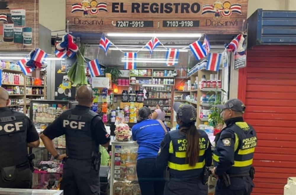 Cơ quan chức năng Costa Rica kiểm tra tại một cửa hàng.
