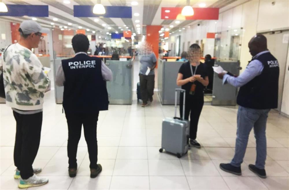 Các sĩ quan tuyến đầu sử dụng thiết bị IMD để kiểm tra thông tin trên cơ sở dữ liệu INTERPOL.