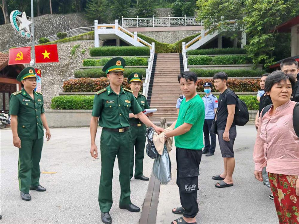 Tiếp nhận đối tượng Lê Đức Anh tại Đồn biên phòng cửa khẩu quốc tế Hữu Nghị.
