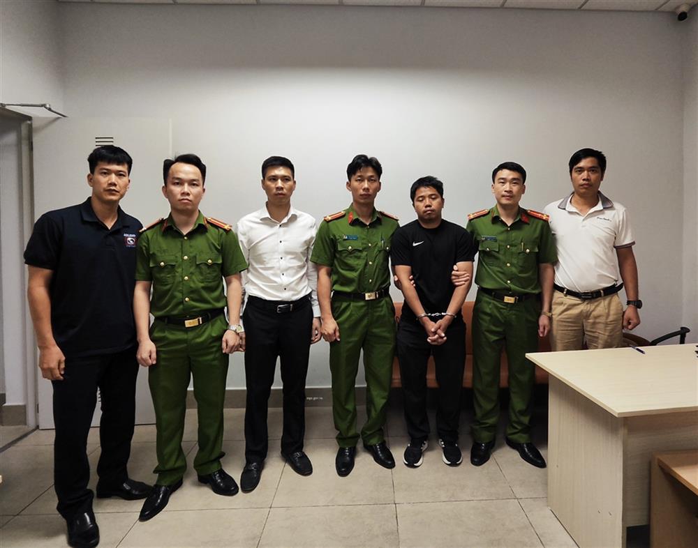 INTERPOL Việt Nam tiến hành thủ tục bàn giao đối tượng Nguyễn Văn Tấn (áo đen, vị trí số 5 từ trái sang) cho Công an tỉnh Bắc Giang.