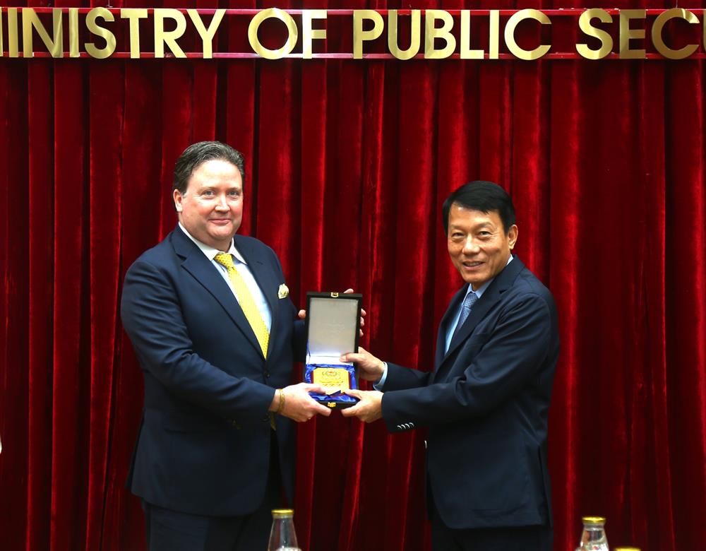 Bộ trưởng Lương Tam Quang tặng quà lưu niệm Đại sứ Marc Knapper.