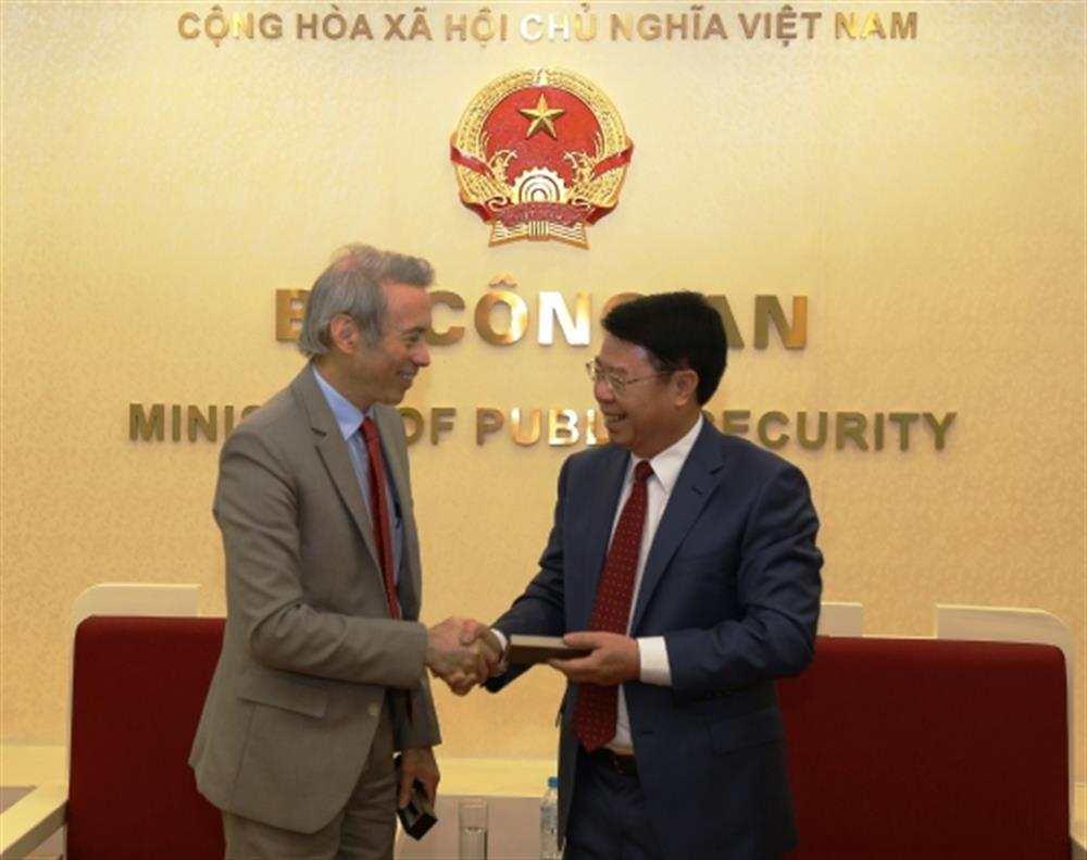 Thứ trưởng Bùi Văn Nam, Ngài Tim Rieser tại buổi tiếp.
