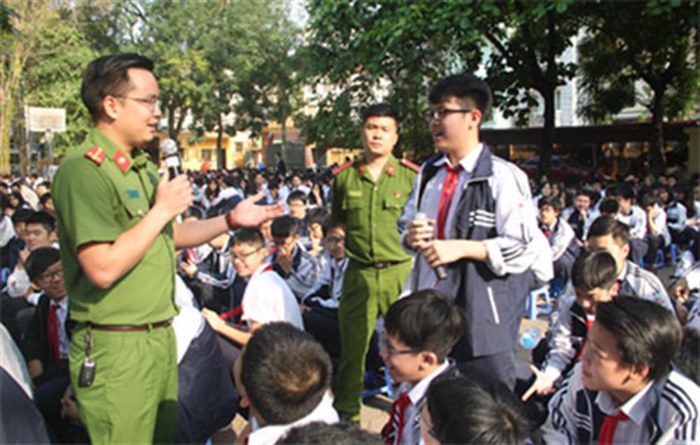 Các em học sinh chia sẻ những nhận thức của mình về tác hại của ma túy.