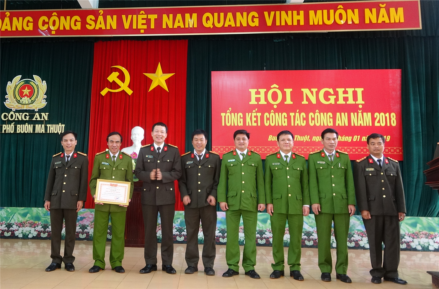Đại tá Vũ Hồng Văn, Giám đốc Công an tỉnh Đắk Lắk khen thưởng cho CBCS Công an thành phố Buôn Ma Thuột.