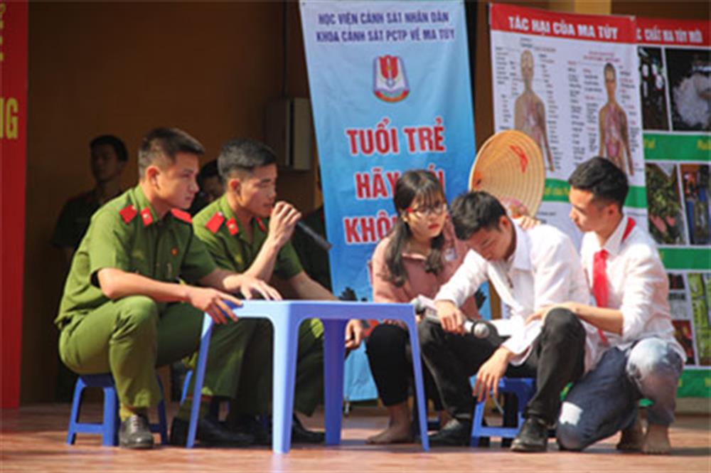 Một cảnh trong tiểu phẩm “Cái chết trắng” với nhiều thông điệp giáo dục sâu sắc.